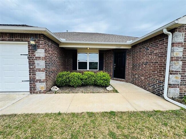 Building Photo - 4 bed/2 bath newer construction in prime location in Claremore!