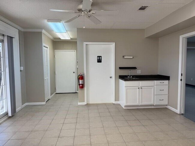 Foto del edificio - 108 Elm Rd