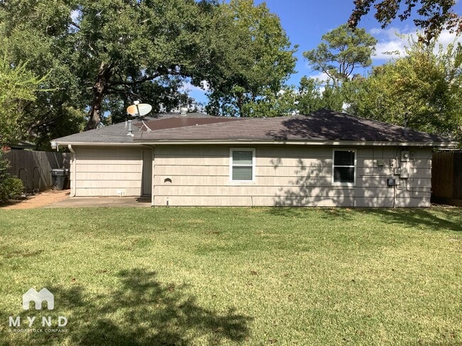 Building Photo - 7519 Schiller St