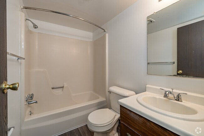 2 habitaciones, 1 baño - 1050 pies cuadrados - Baño - The Highlands Apartments
