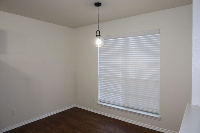 Building Photo - Downtown / Riverside Townhome - 2BD/2.5BA ...