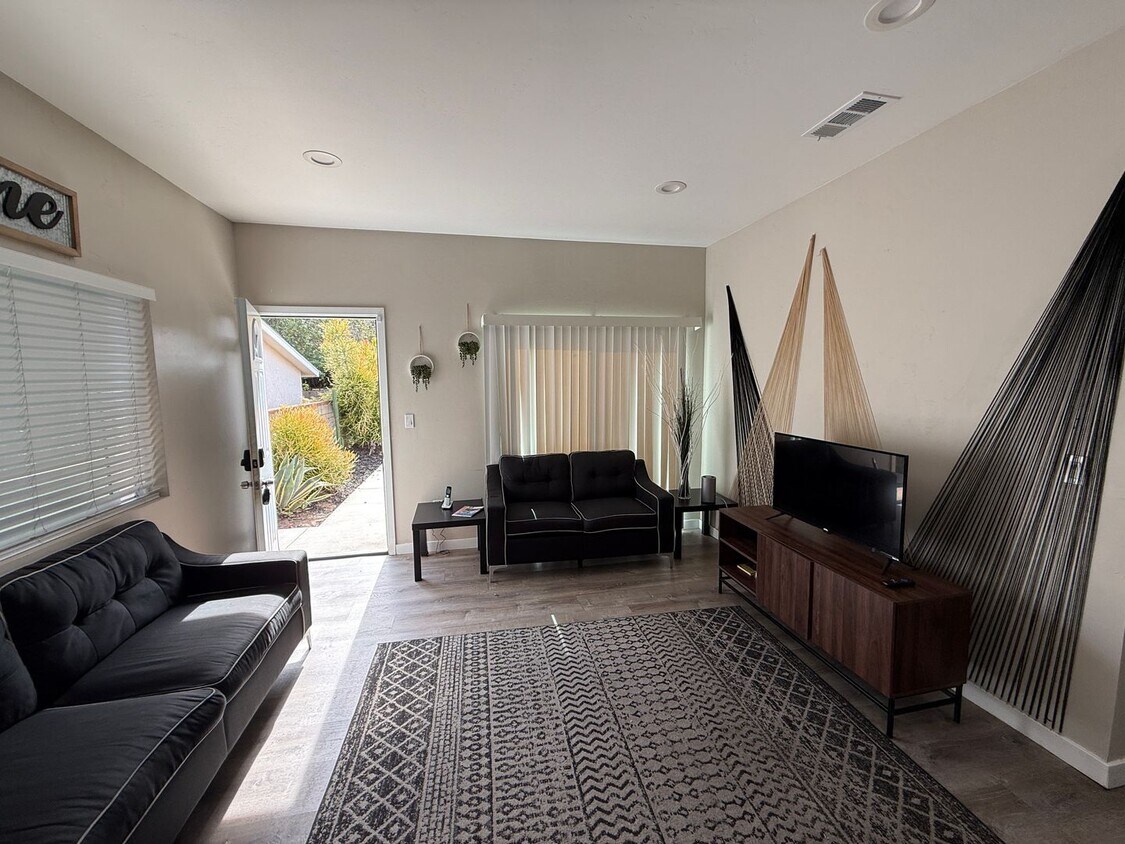 Foto principal - 5223-5225 E Falls View Dr