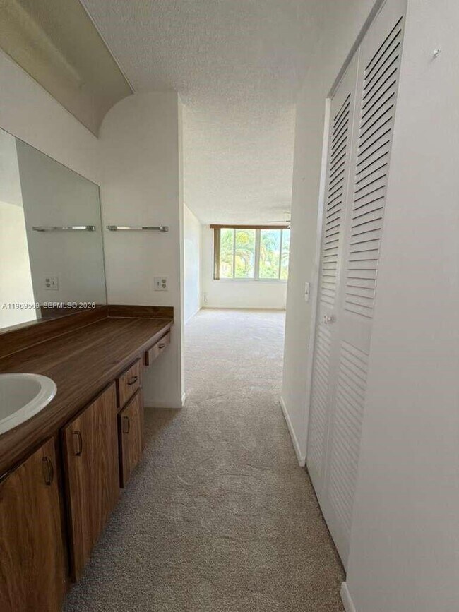 Foto del edificio - 6750 Royal Palm Blvd