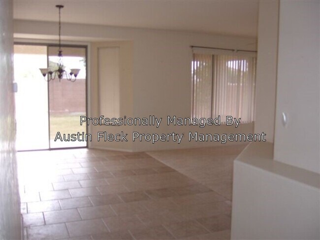 Building Photo - 4325 E Del Rio St