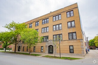 Building Photo - 6150 N Ravenswood Ave