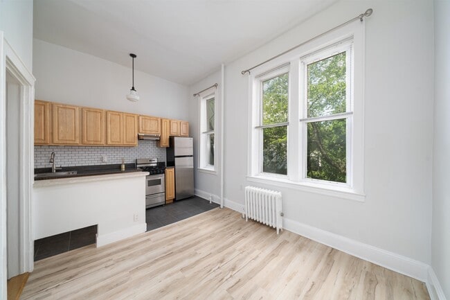 Building Photo - 160 2nd St