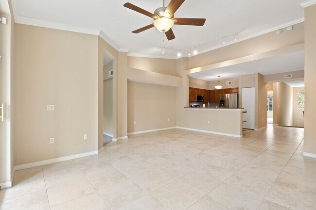 Foto del edificio - ANNUAL RENTAL - 3 BED + DEN / 2 BATH ATTAC...