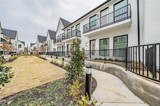 Building Photo - 133 Gdn Ct W