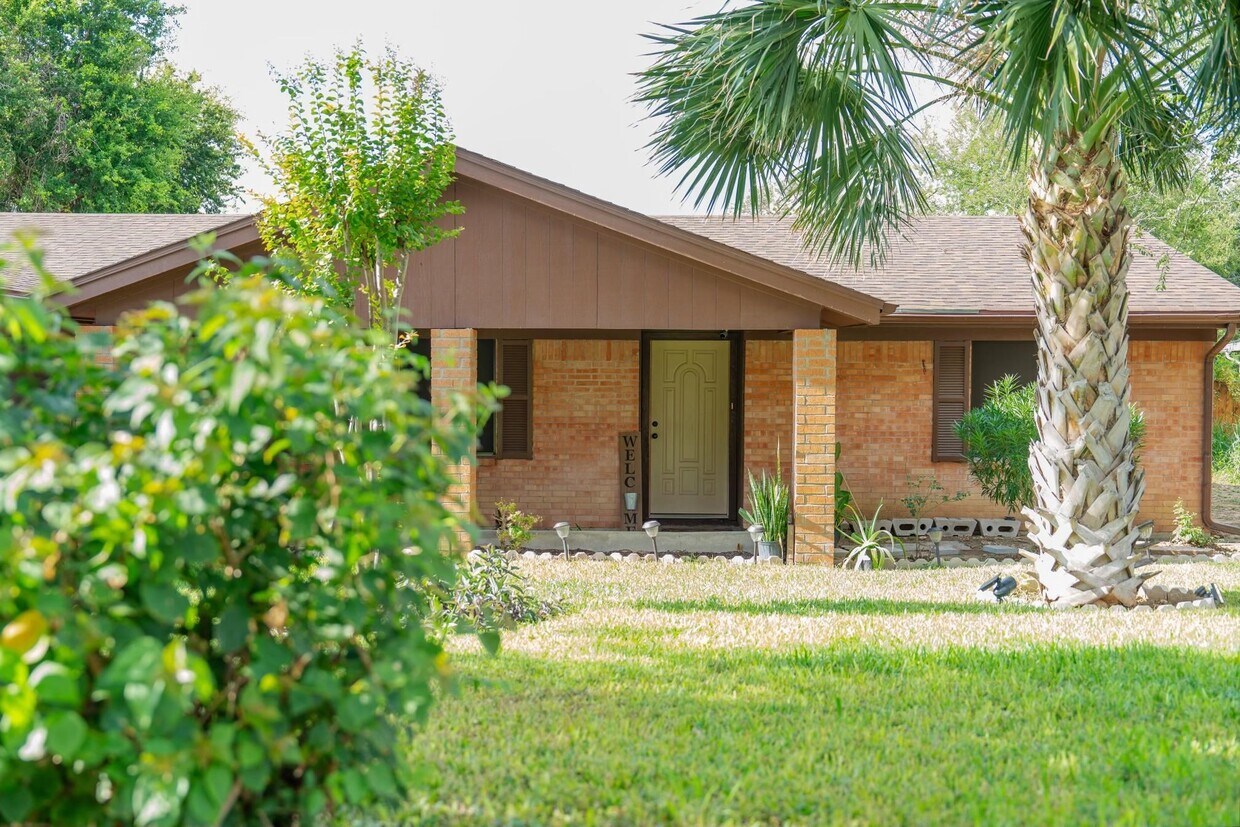 Primary Photo - 108 E Del Mar Blvd