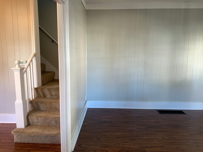Building Photo - 2 bedroom townhome!