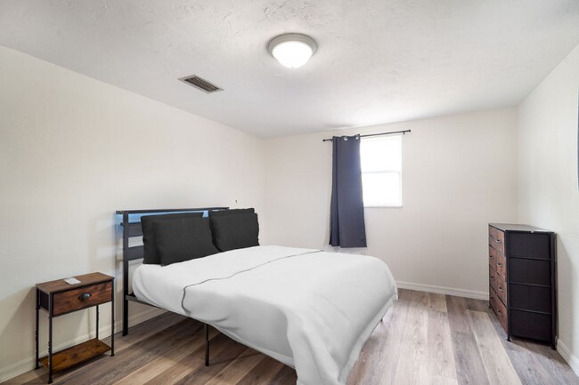 Foto del edificio - 7407 Duke Dr