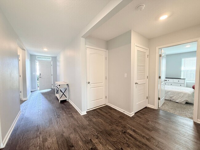 Building Photo - Huge Fenced Yard in a Quiet Cul-de-Sac!