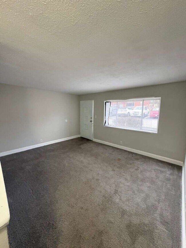 Foto del edificio - Spacious & Updated Bedford Home with Modern Touches