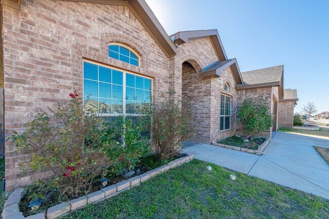 Foto del edificio - 4 Bedroom 2 Bathroom Ready to rent April 1st, 2026