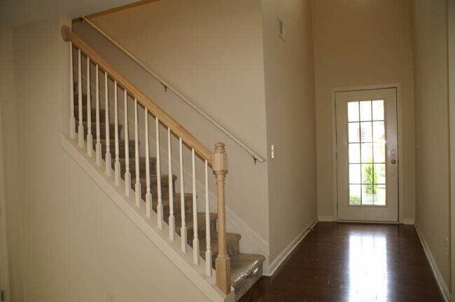 Foto del edificio - TOWN HOME IN GATED COMMUNITY WITH POOL!