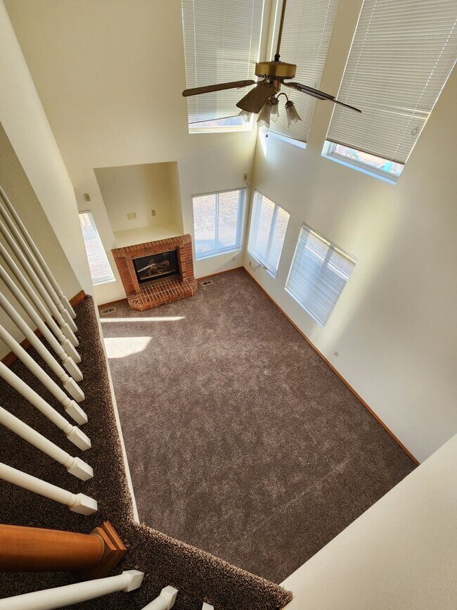 Building Photo - 5 Bedroom Home plus office and Finished Ba...