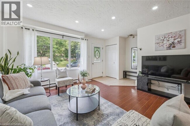 Photo du bâtiment - 187A Cedarvale Crescent