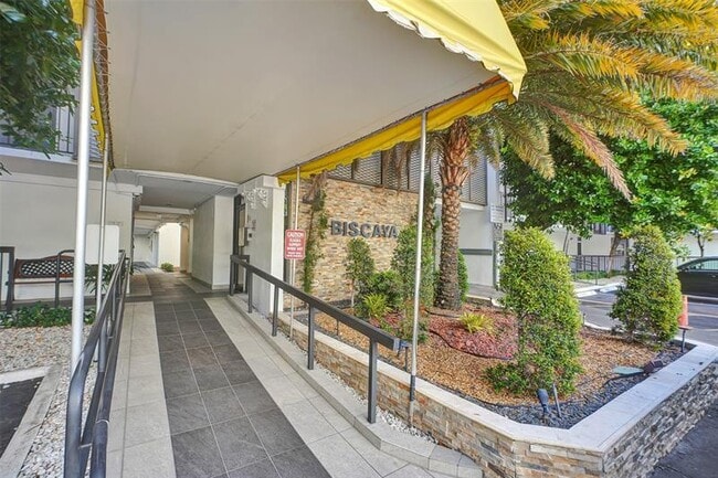 Building Photo - 20400 W Country Club Dr