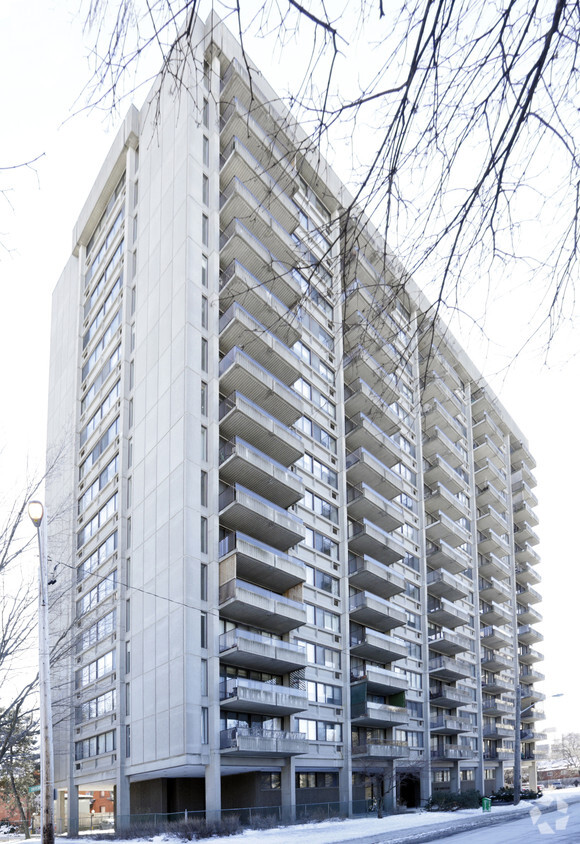 Photo du bâtiment - Ten Driveway Apartments