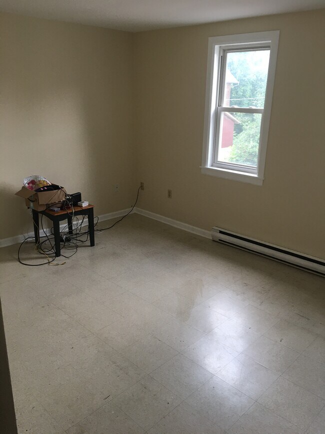Living room - 6325 New St