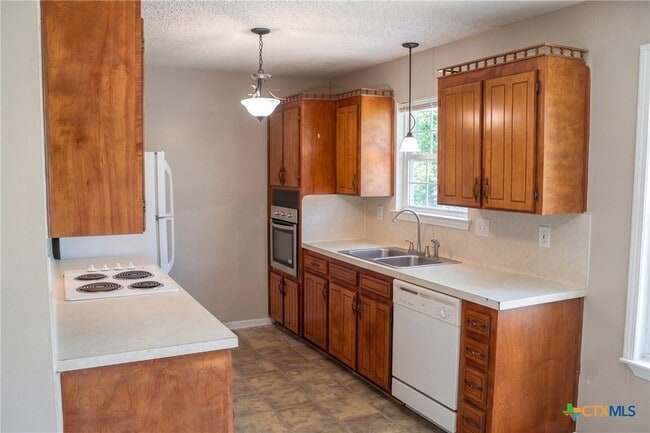 Building Photo - 211 E Hogan Dr