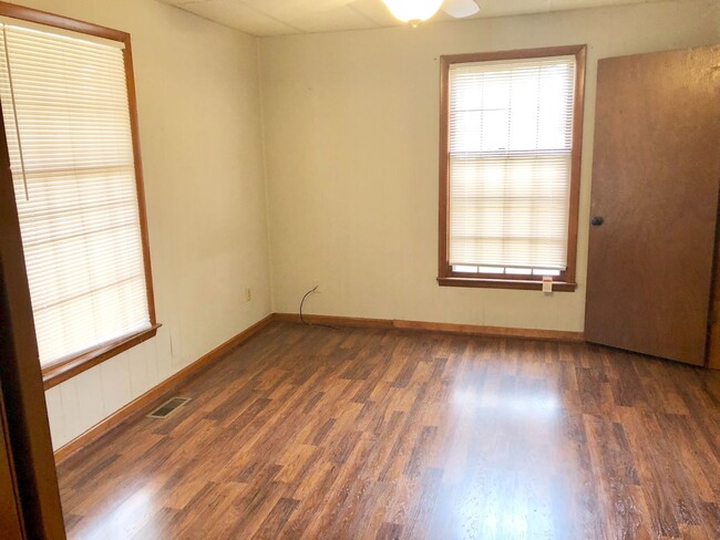 Building Photo - 2 Bedroom, 1 Bath Home - Washer/Dryer Incl...