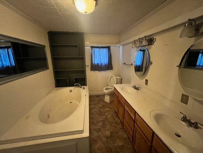 Building Photo - 695 Mahlep Ln