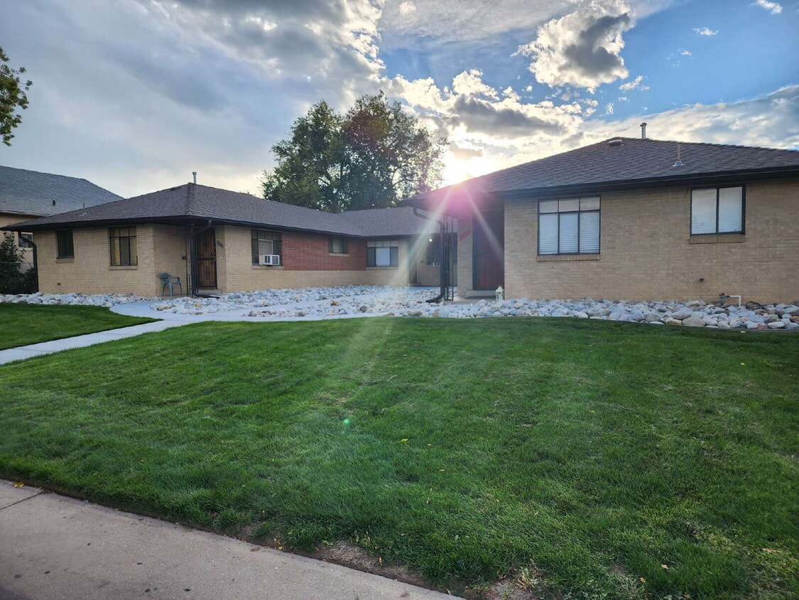 Charming 2 Bed 1 Bath in Park Hill! - Charming 2 Bed 1 Bath in Park Hill!