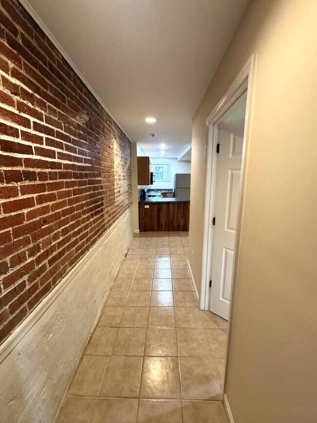 Building Photo - Centrally Located 1BR/1BA English Basement in Capitol Hill Basic Utilities Included