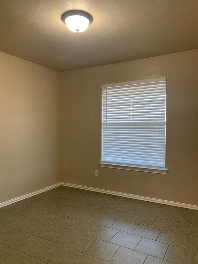 Building Photo - $500.00 off first month rent! Excellent 3 ...