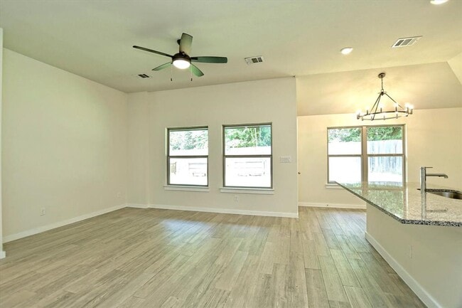 Building Photo - 10620 W Lakeview Dr