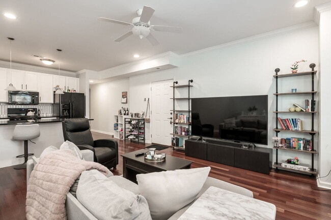 Building Photo - 6641 W Belmont Ave