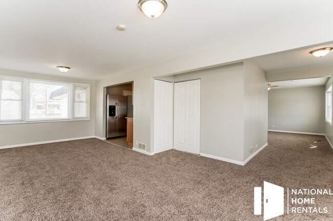 Building Photo - 1055 N Bluebonnet Ln