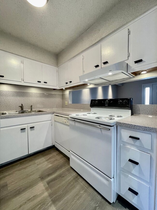 Foto del edificio - Renovated 2 Bedroom, 1.5 Bathroom Townhome!