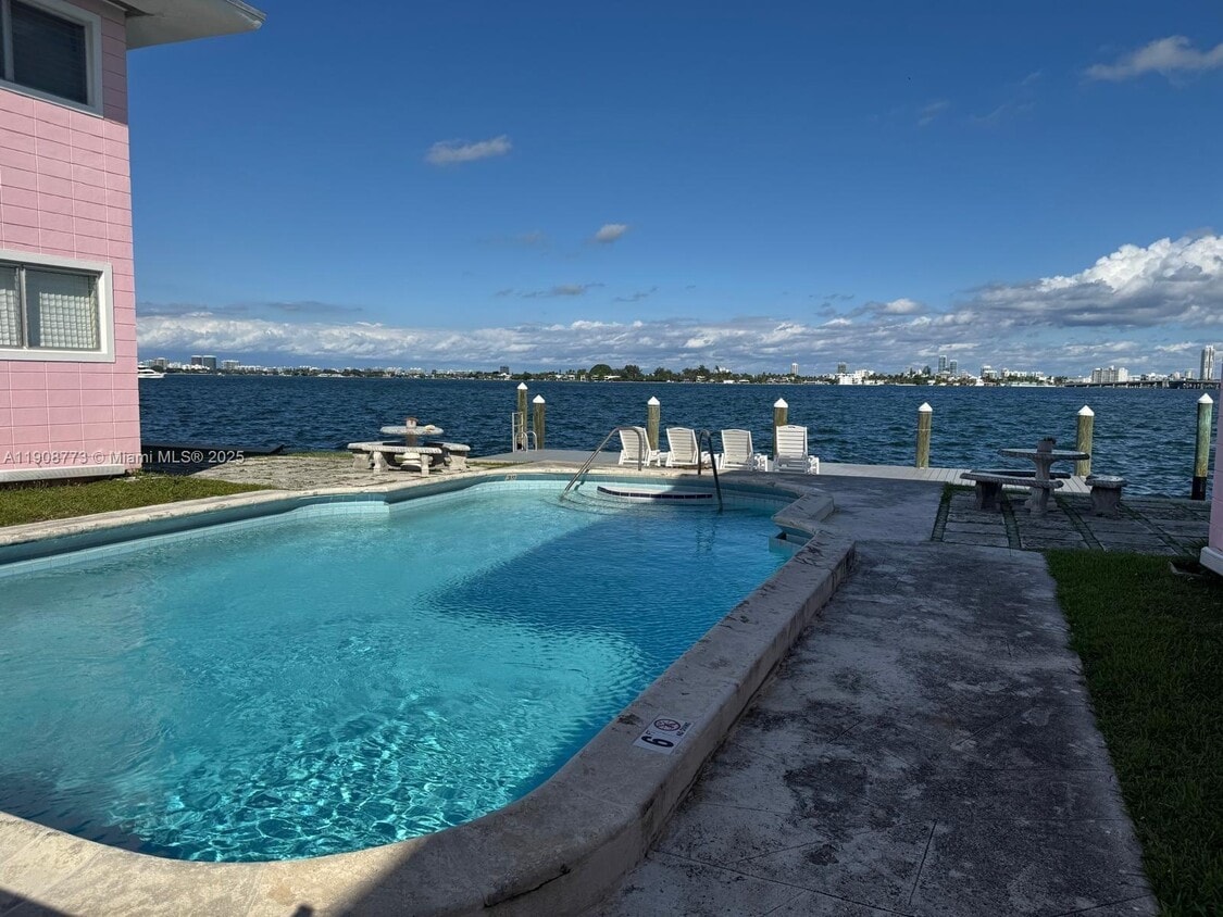 Foto principal - 7921 East Dr