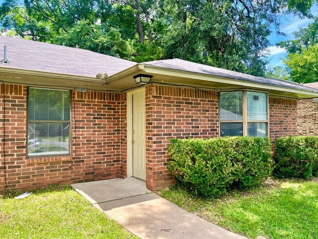 Building Photo - 10800 Kiamichi Dr