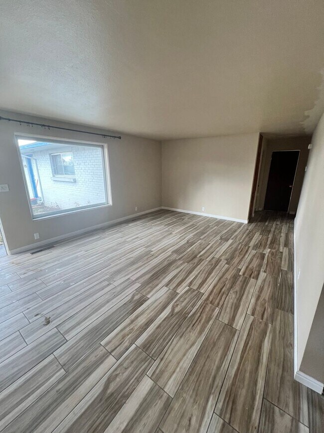 Building Photo - Charming, Newly Renovated, 2BD/1BA Duplex