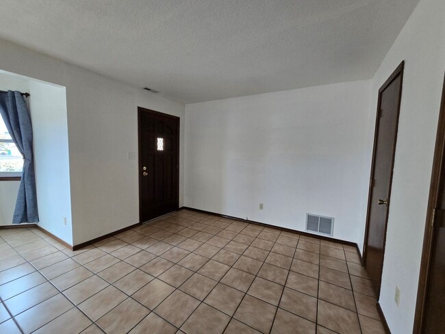 Building Photo - Two Story 3 Bedroom Home For Rent in Beckl...