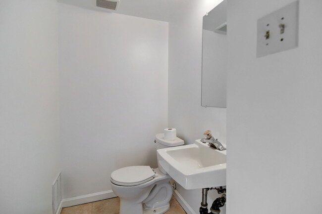 half bathroom - 3286 Wyndale Ct