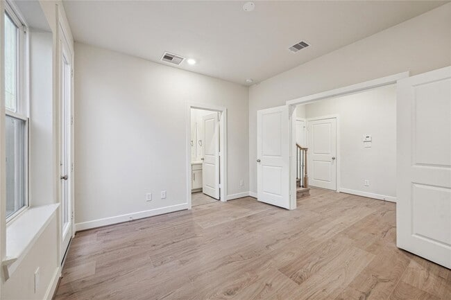 Building Photo - 3075 Hicks St