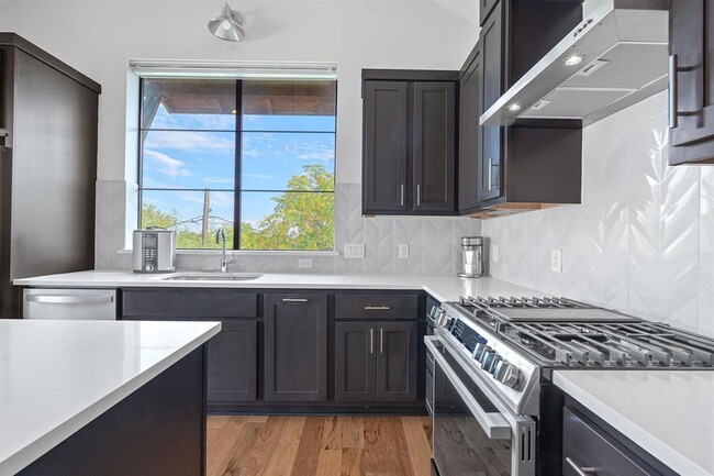 Foto del edificio - 2412 E 8th St