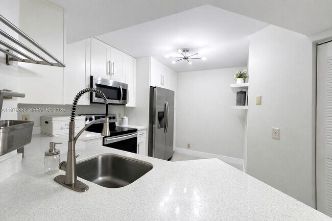 Foto del edificio - 8851 Wiles Rd