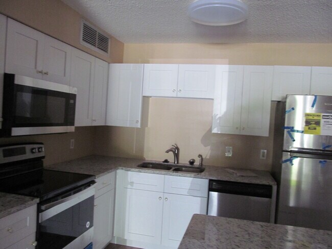 Foto del edificio - 390 Lake Placid Ct