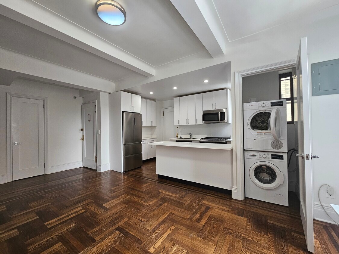 Building Photo - 25 W 68th St