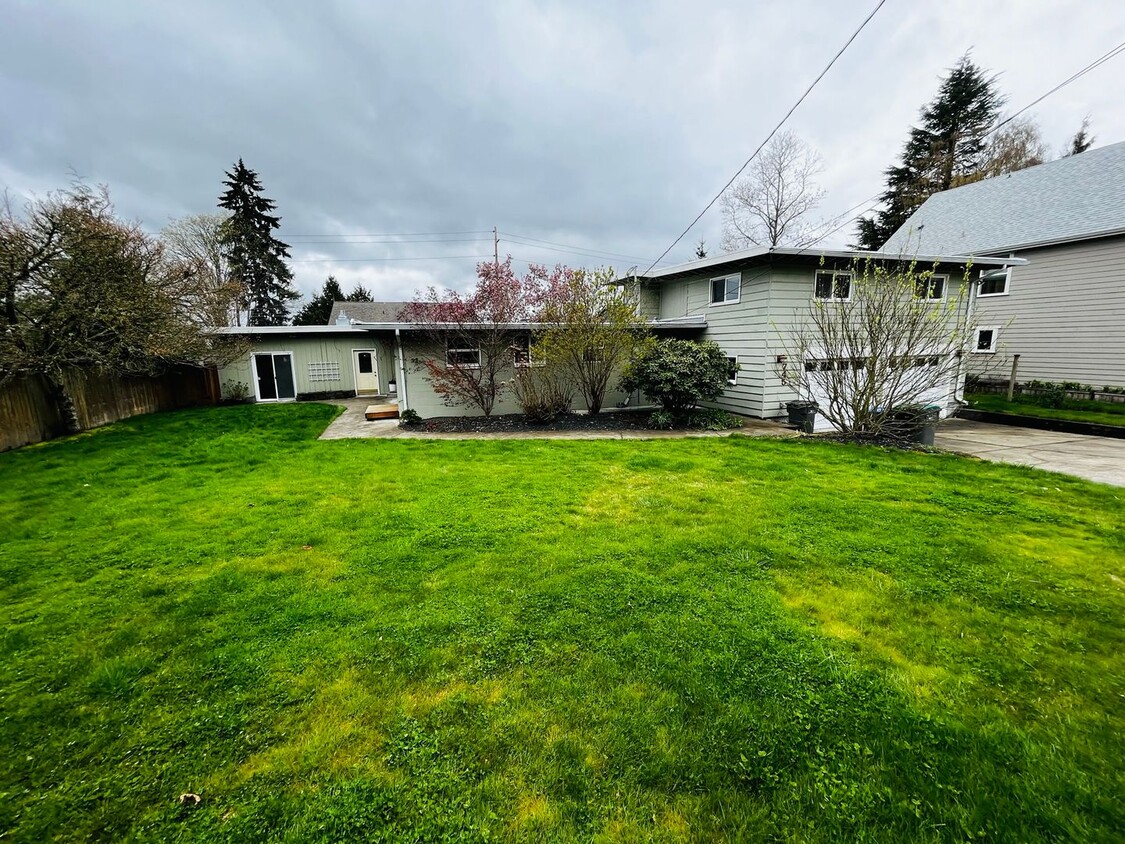 Primary Photo - 4 Bedroom East Bremerton with Large Yard