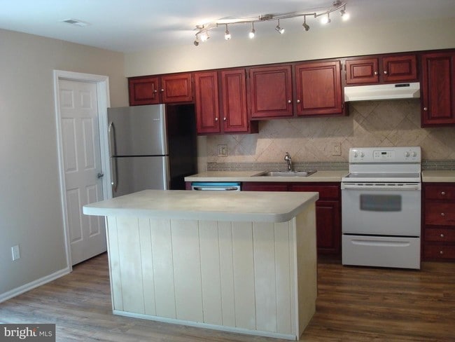 Building Photo - 302 Milford Ct