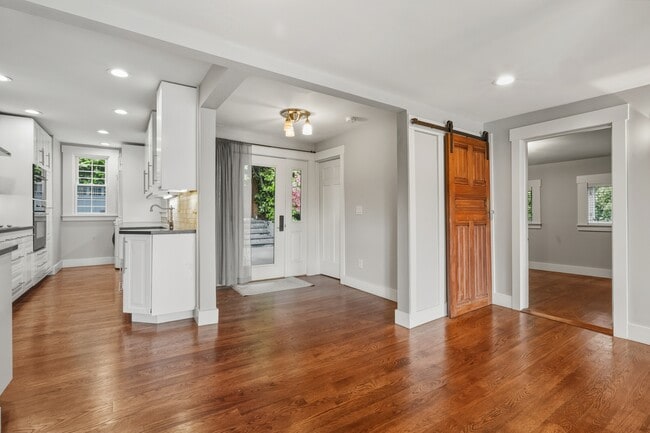 Foto del edificio - 12346 Sand Point Way NE