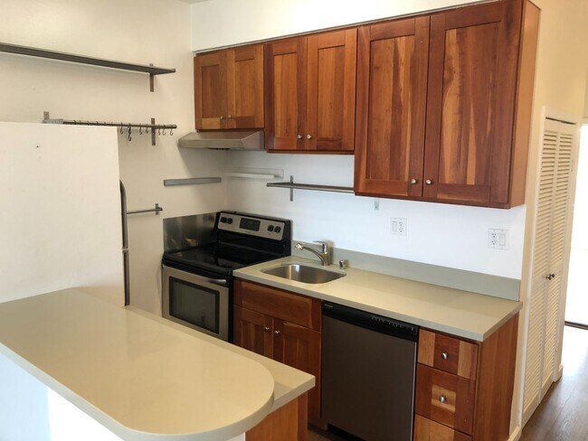 Foto del edificio - Top Floor Remodeled rent controlled apartm...