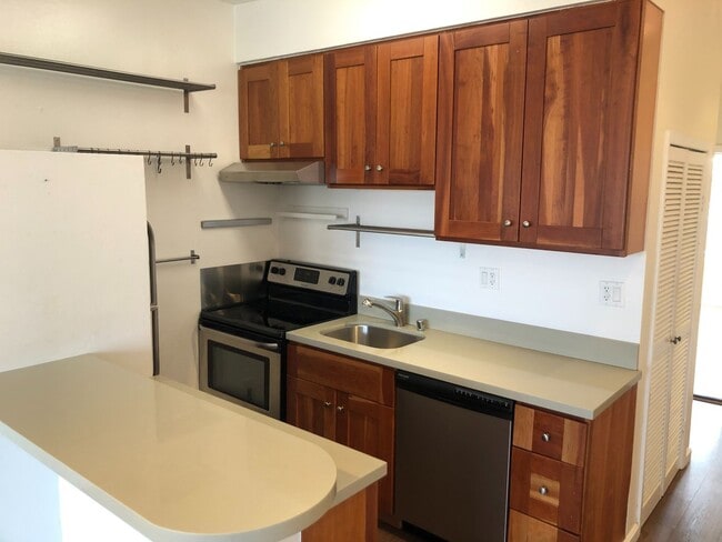 Building Photo - Top Floor Remodeled rent controlled apartm...
