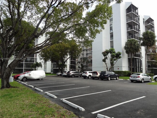 Building Photo - 3401 N Country Club Dr
